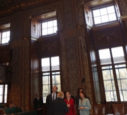 Sus Majestades los Reyes junto al ministro de Industria, Energia y Turismo español, la presidente del Senado y la presidenta de la Cámara de Represent